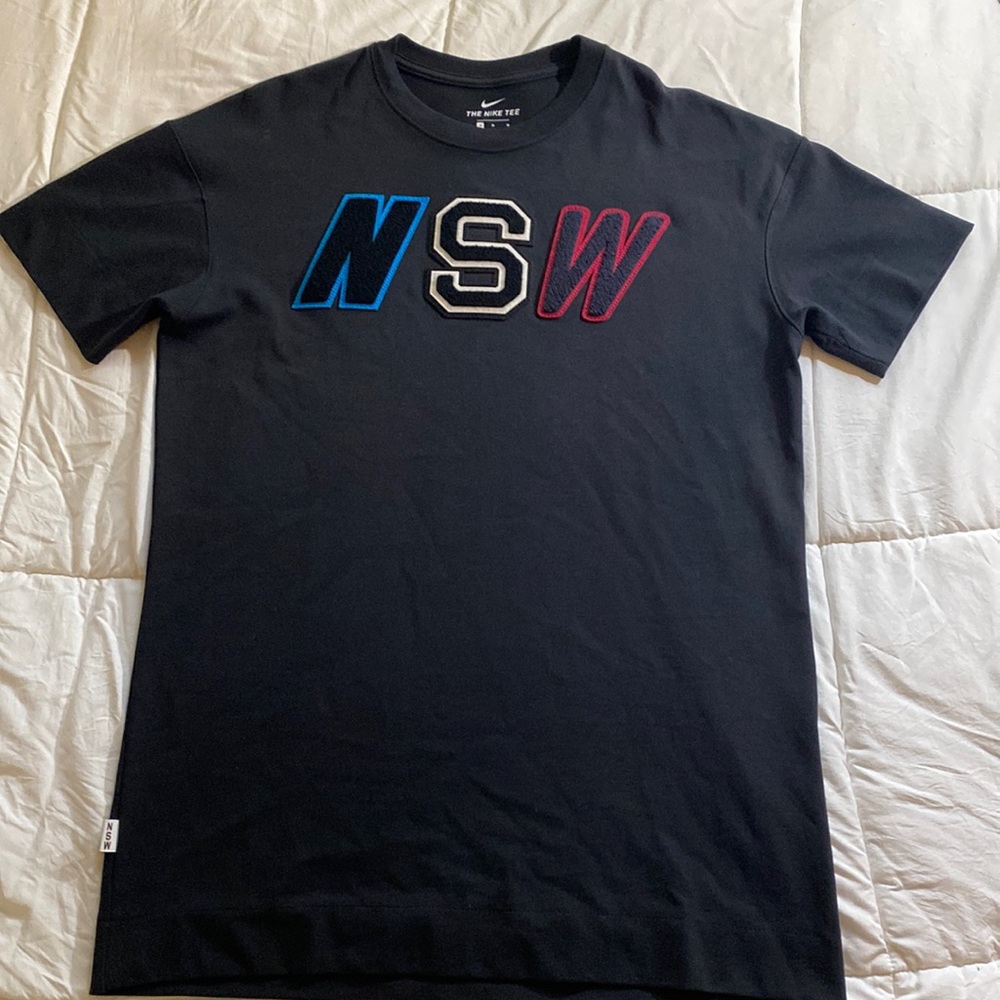 ✅Nike - NSW - NIKE SPORTS WORLD - PATCH T-SHIRT. ADULT MEDIUM